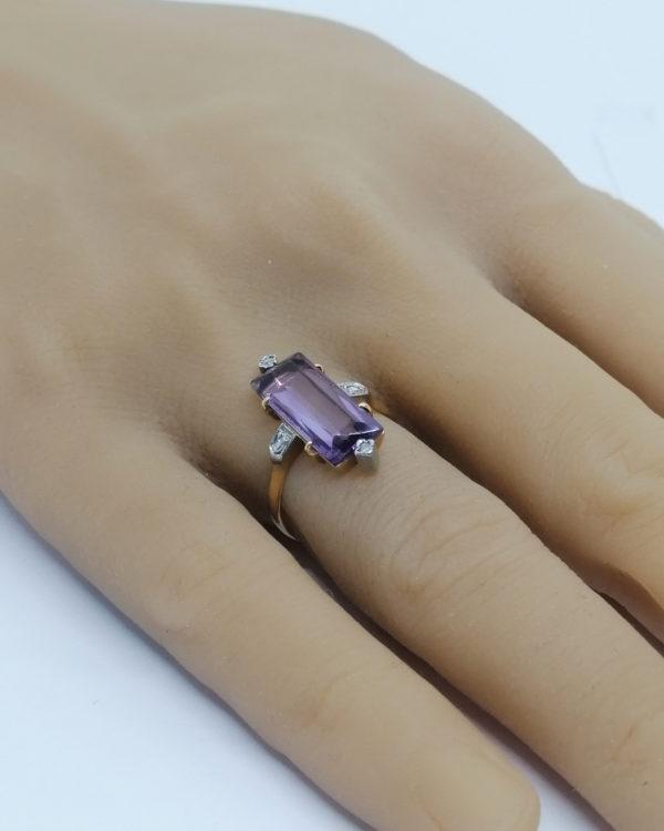 Bague en or, avec roses de diamant et améthyste baguette, vers 1900. – Image 4