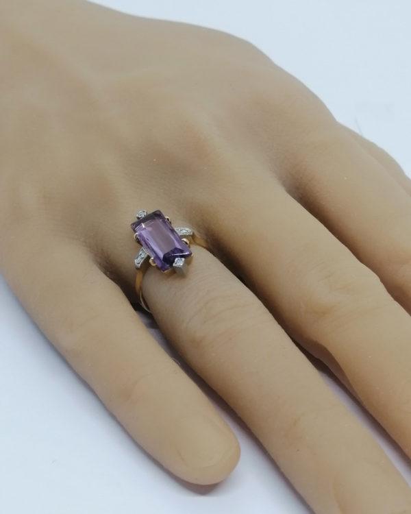 Bague en or, avec roses de diamant et améthyste baguette, vers 1900. – Image 5