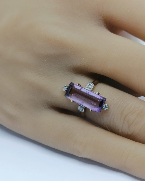 Bague en or, avec roses de diamant et améthyste baguette, vers 1900. – Image 6
