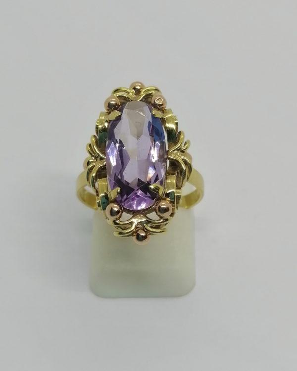 Bague en or jaune et rosé, avec améthyste facettée naturelle, vers 1920.