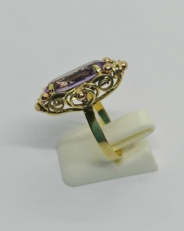 Bague en or jaune et rosé, avec améthyste facettée naturelle, vers 1920. – Image 2