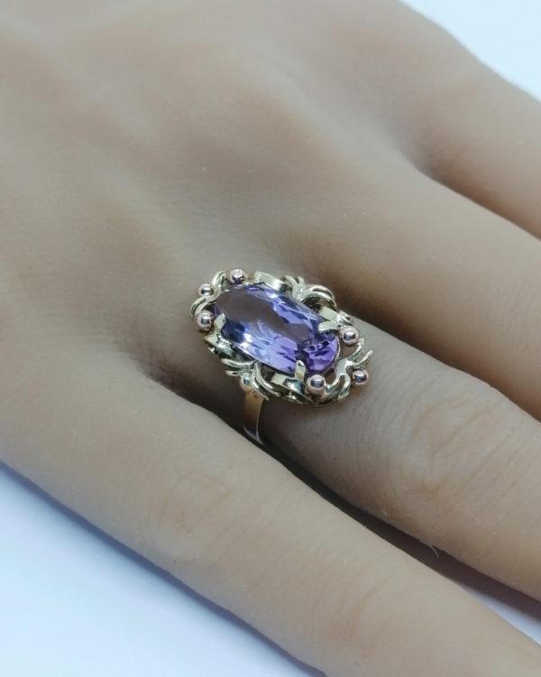Bague en or jaune et rosé, avec améthyste facettée naturelle, vers 1920. – Image 4