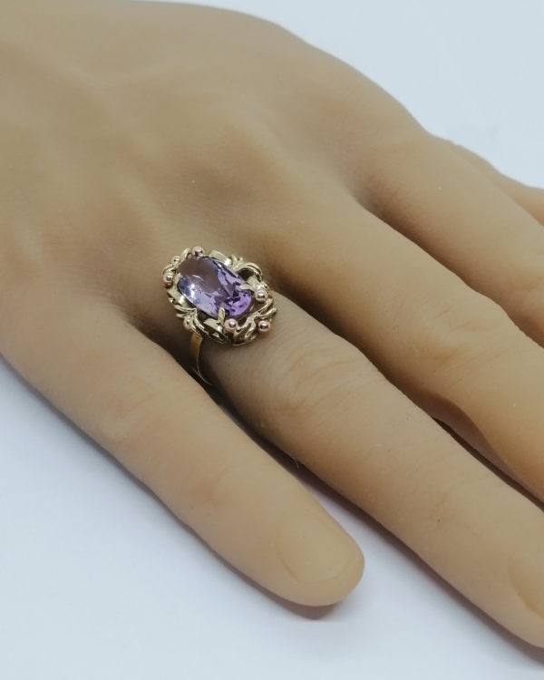 Bague en or jaune et rosé, avec améthyste facettée naturelle, vers 1920. – Image 5