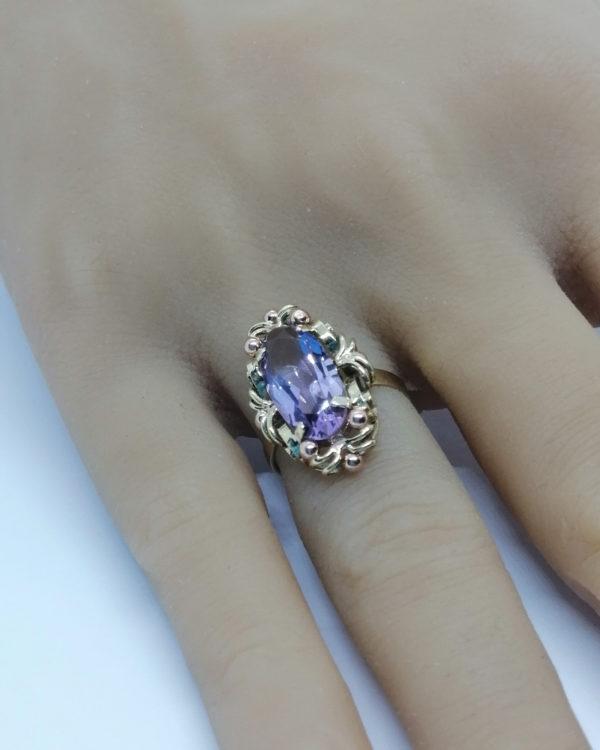 Bague en or jaune et rosé, avec améthyste facettée naturelle, vers 1920. – Image 6