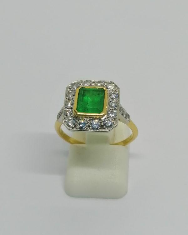 Bague or et sertie en platine, sertie de diamants taillés et d'une superbe émeraude facettée, vers 1930-40.