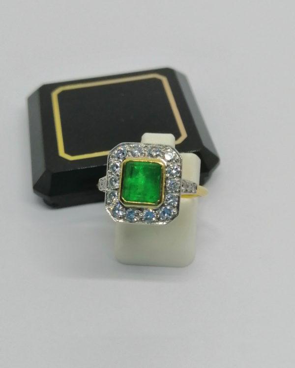 Bague or et sertie en platine, sertie de diamants taillés et d'une superbe émeraude facettée, vers 1930-40. – Image 2