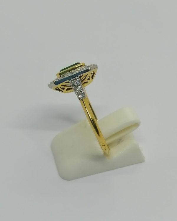 Bague or et sertie en platine, sertie de diamants taillés et d'une superbe émeraude facettée, vers 1930-40. – Image 3