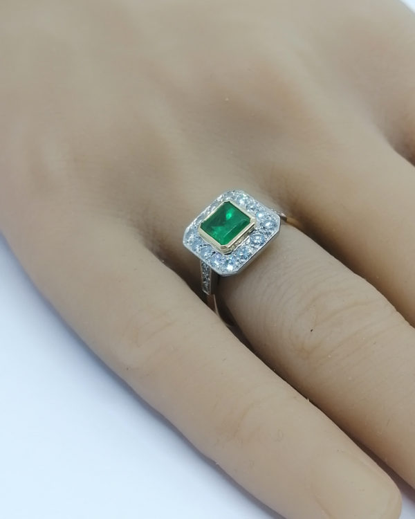 Bague or et sertie en platine, sertie de diamants taillés et d'une superbe émeraude facettée, vers 1930-40. – Image 5