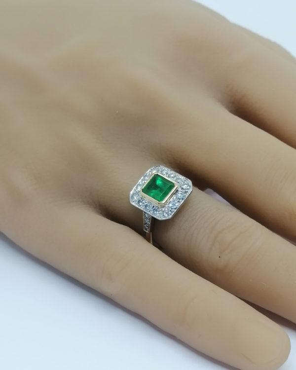 Bague or et sertie en platine, sertie de diamants taillés et d'une superbe émeraude facettée, vers 1930-40. – Image 7