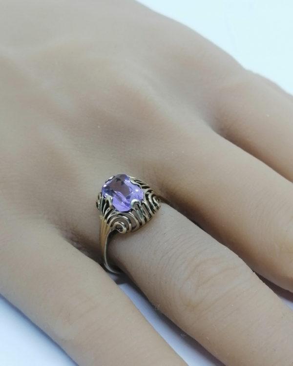 Bague alliage d'or 8ct, avec améthyste facettée naturelle, vers 1900-1920. – Image 4