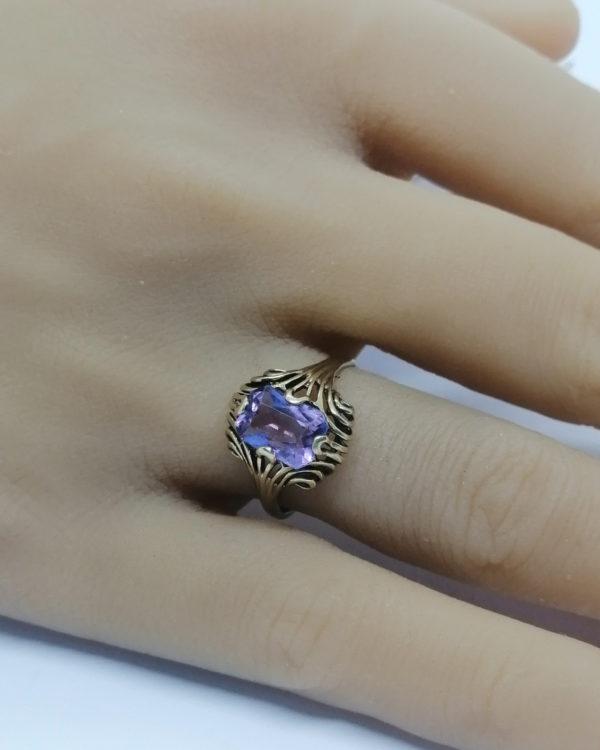 Bague alliage d'or 8ct, avec améthyste facettée naturelle, vers 1900-1920. – Image 6