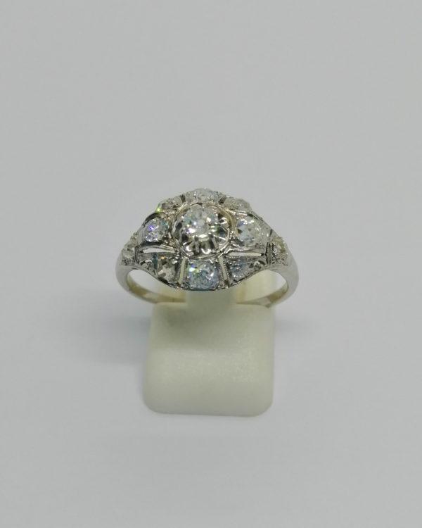 Bague en platine, façon dôme ajouré et pavé de diamants, vers 1930, Art Déco.
