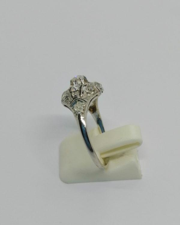Bague en platine, façon dôme ajouré et pavé de diamants, vers 1930, Art Déco. – Image 2