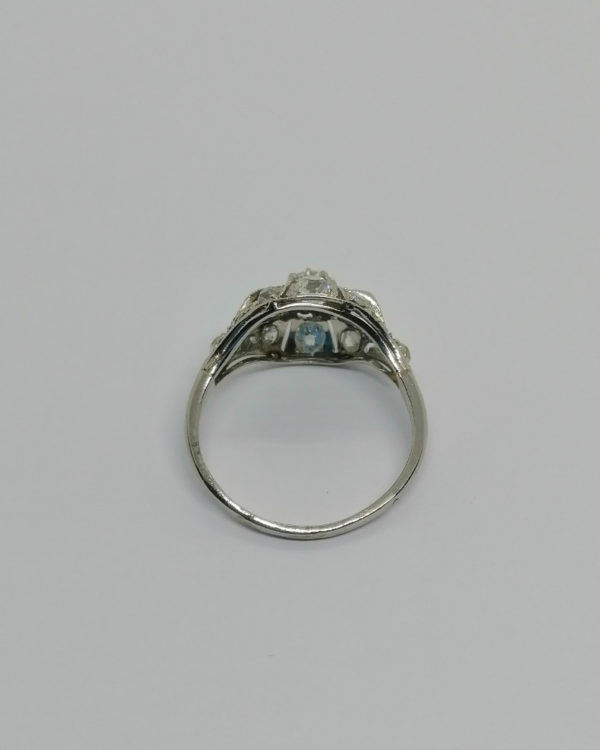 Bague en platine, façon dôme ajouré et pavé de diamants, vers 1930, Art Déco. – Image 3