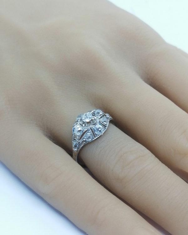 Bague en platine, façon dôme ajouré et pavé de diamants, vers 1930, Art Déco. – Image 4