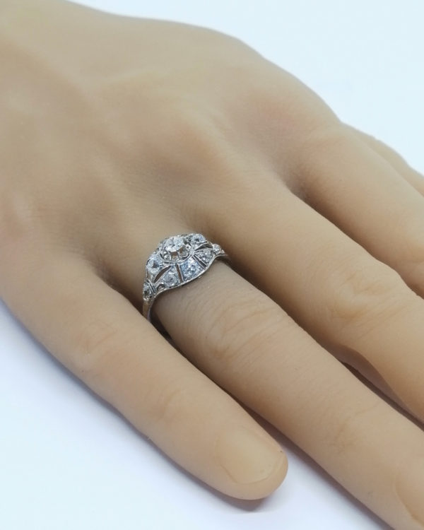 Bague en platine, façon dôme ajouré et pavé de diamants, vers 1930, Art Déco. – Image 5