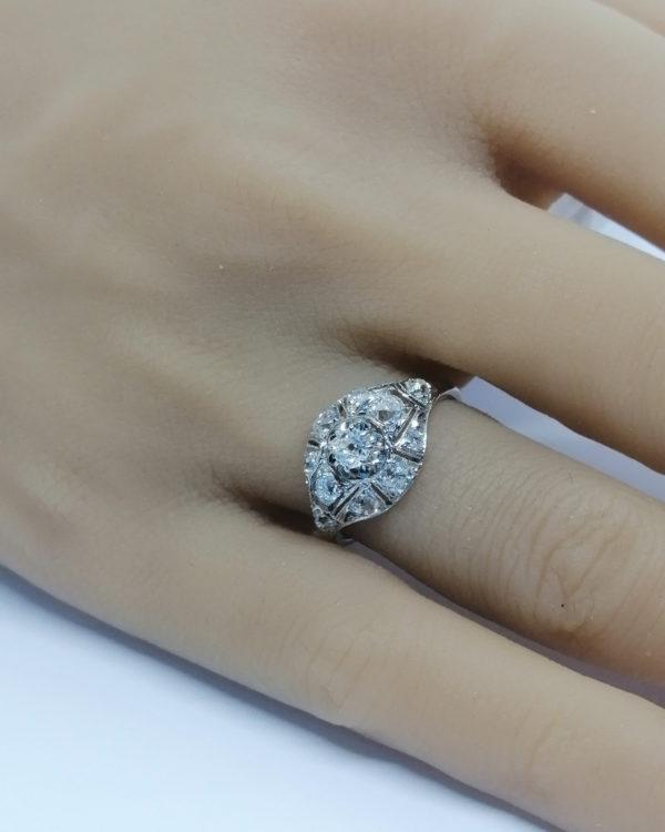 Bague en platine, façon dôme ajouré et pavé de diamants, vers 1930, Art Déco. – Image 6
