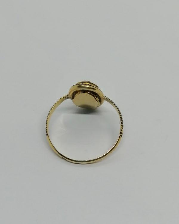 Bague en or rosé, avec compartiment pour cheveux, émaillée, vers 1860. – Image 3