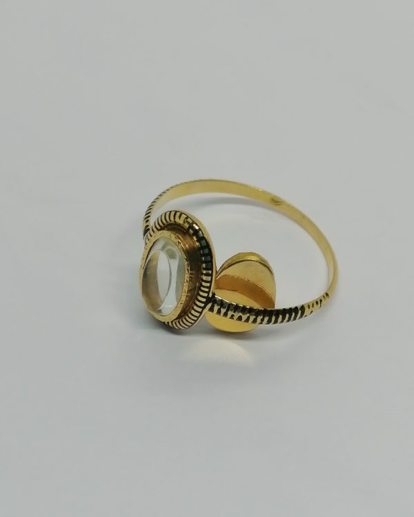 Bague en or rosé, avec compartiment pour cheveux, émaillée, vers 1860. – Image 5