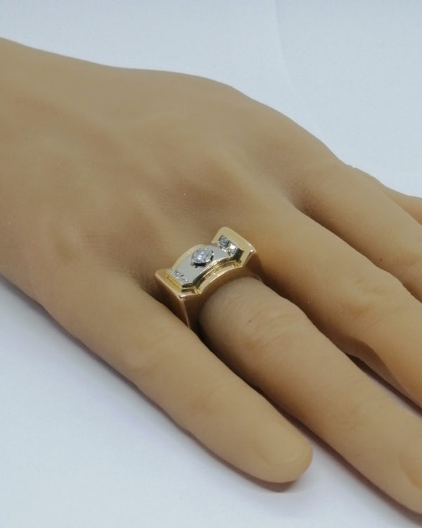 Bague en or bicolore, période Tank, avec sertie de diamants, vers 1940-50. – Image 5