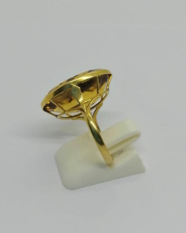 Bague en or jaune, corbeille ajourée et sertie clos d'une grosse citrine ambrée, 1920-30. – Image 2