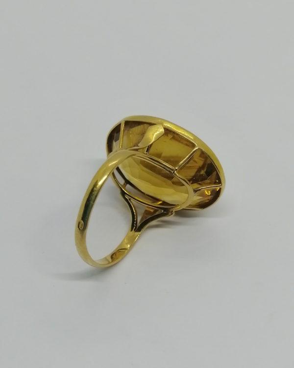 Bague en or jaune, corbeille ajourée et sertie clos d'une grosse citrine ambrée, 1920-30. – Image 3