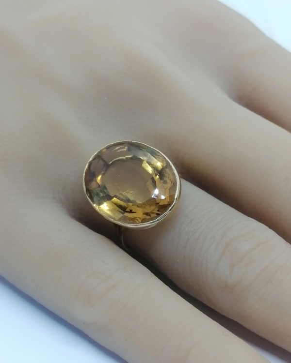 Bague en or jaune, corbeille ajourée et sertie clos d'une grosse citrine ambrée, 1920-30. – Image 5