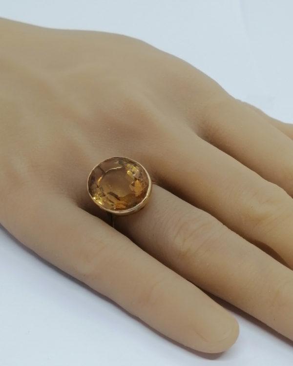Bague en or jaune, corbeille ajourée et sertie clos d'une grosse citrine ambrée, 1920-30. – Image 6