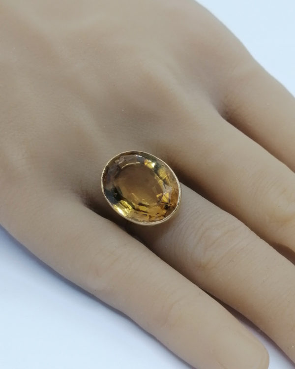 Bague en or jaune, corbeille ajourée et sertie clos d'une grosse citrine ambrée, 1920-30. – Image 7