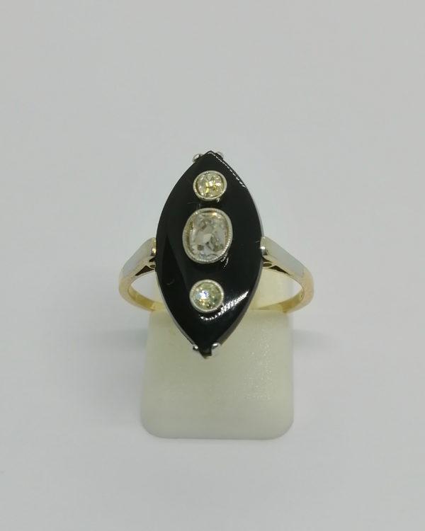 Bague en or jaune et gris, navette en onyx et sertie clos perlé de diamants, vers 1930.