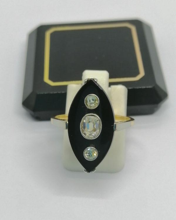 Bague en or jaune et gris, navette en onyx et sertie clos perlé de diamants, vers 1930. – Image 2
