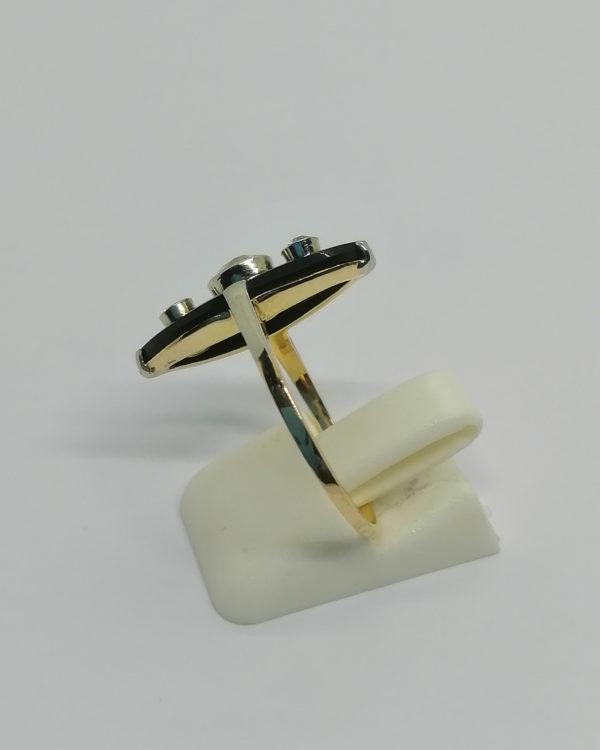 Bague en or jaune et gris, navette en onyx et sertie clos perlé de diamants, vers 1930. – Image 3