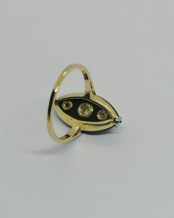Bague en or jaune et gris, navette en onyx et sertie clos perlé de diamants, vers 1930. – Image 4