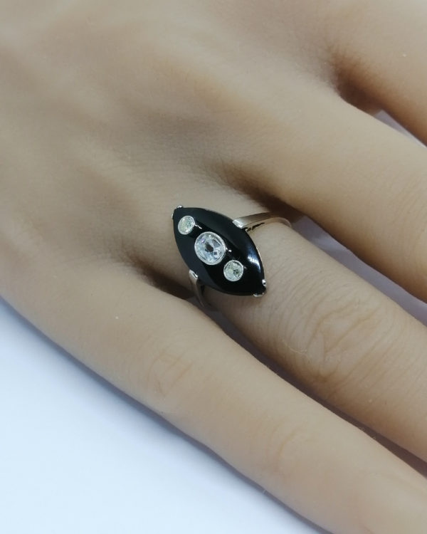 Bague en or jaune et gris, navette en onyx et sertie clos perlé de diamants, vers 1930. – Image 5