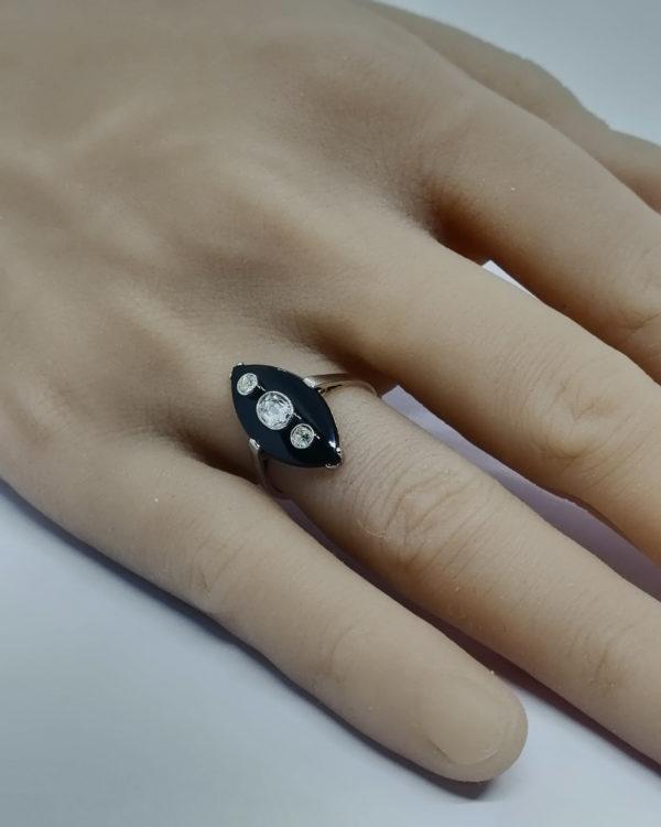 Bague en or jaune et gris, navette en onyx et sertie clos perlé de diamants, vers 1930. – Image 6