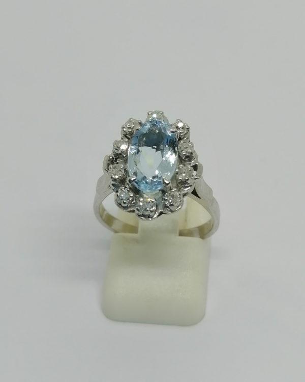 Bague en or gris, sertie de diamants taillés et d'une aigue-marine facettée, vers 1950.