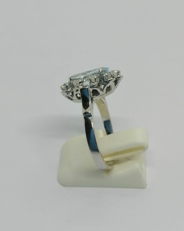 Bague en or gris, sertie de diamants taillés et d'une aigue-marine facettée, vers 1950. – Image 2