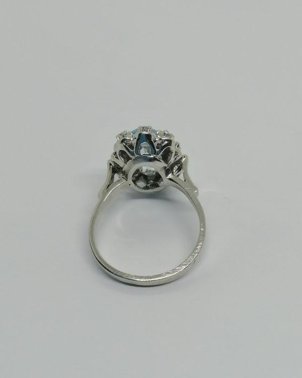 Bague en or gris, sertie de diamants taillés et d'une aigue-marine facettée, vers 1950. – Image 3