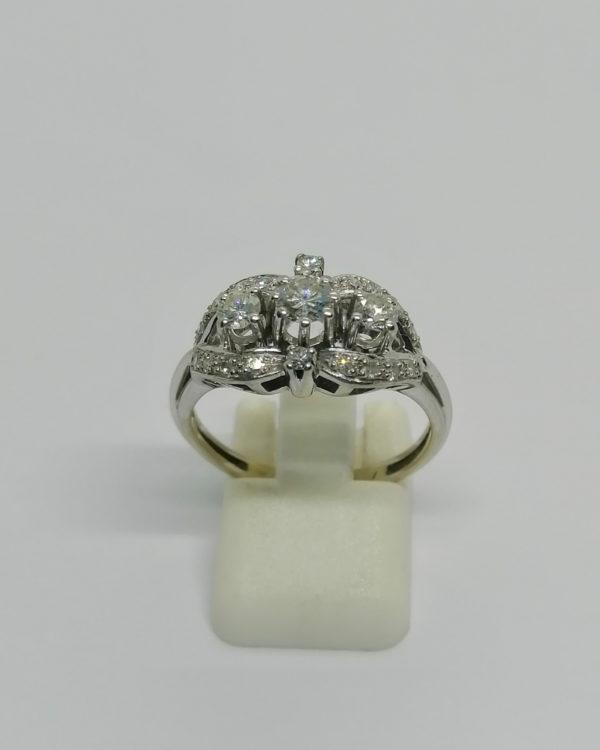 Bague en or gris, avec pavage et sertie griffes de diamants brillants, vers 1940-50.