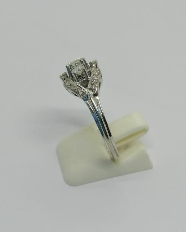 Bague en or gris, avec pavage et sertie griffes de diamants brillants, vers 1940-50. – Image 2
