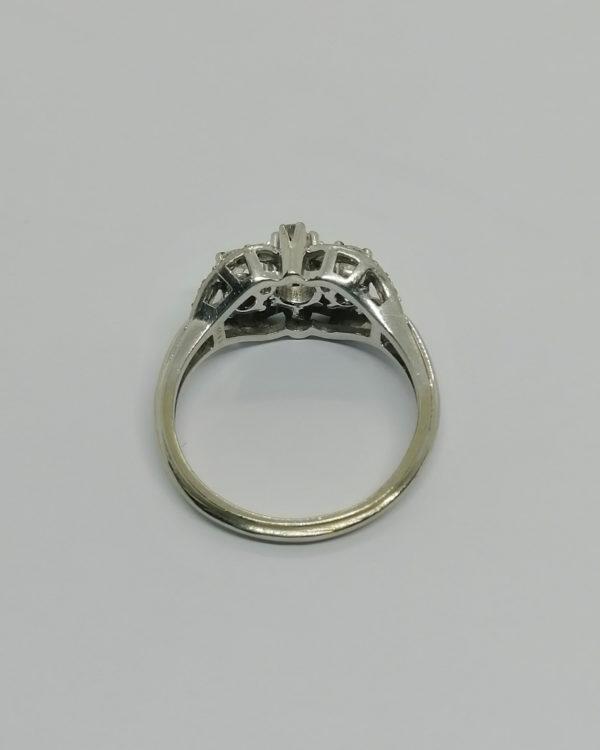 Bague en or gris, avec pavage et sertie griffes de diamants brillants, vers 1940-50. – Image 3