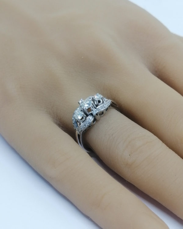 Bague en or gris, avec pavage et sertie griffes de diamants brillants, vers 1940-50. – Image 4
