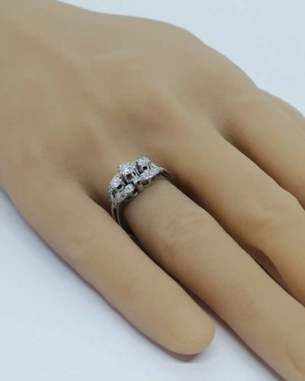 Bague en or gris, avec pavage et sertie griffes de diamants brillants, vers 1940-50. – Image 5