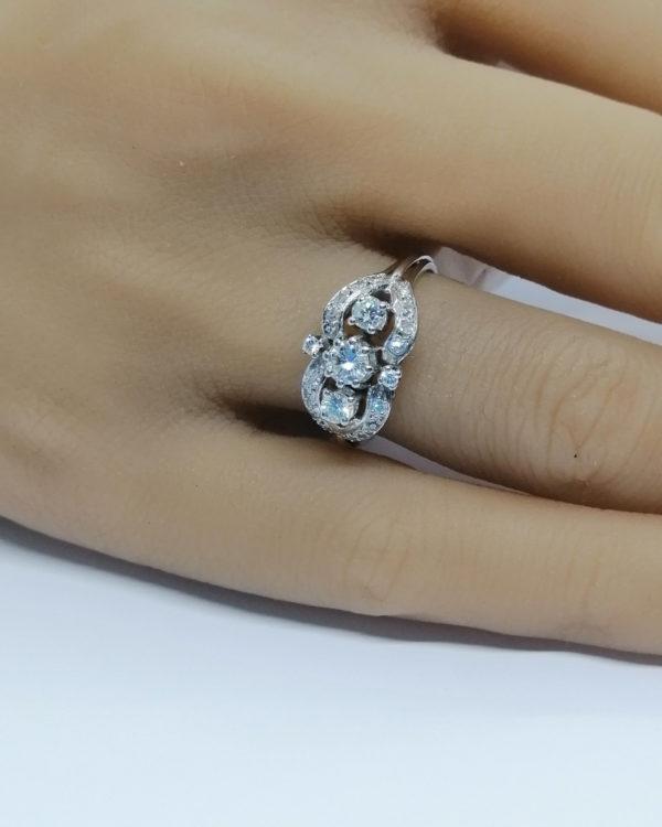 Bague en or gris, avec pavage et sertie griffes de diamants brillants, vers 1940-50. – Image 6