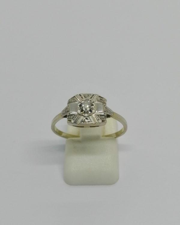 Bague en or et platine, ajourée sertie de diamants, modèle Art Déco, vers 1930.