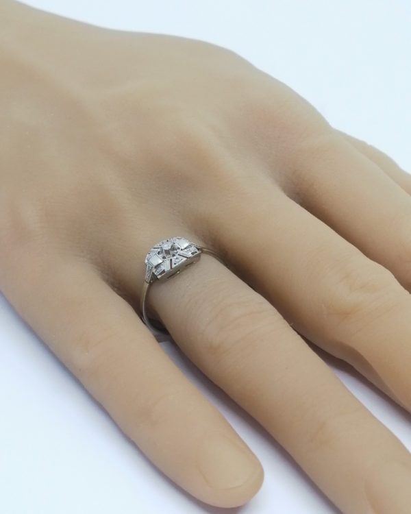 Bague en or et platine, ajourée sertie de diamants, modèle Art Déco, vers 1930. – Image 5