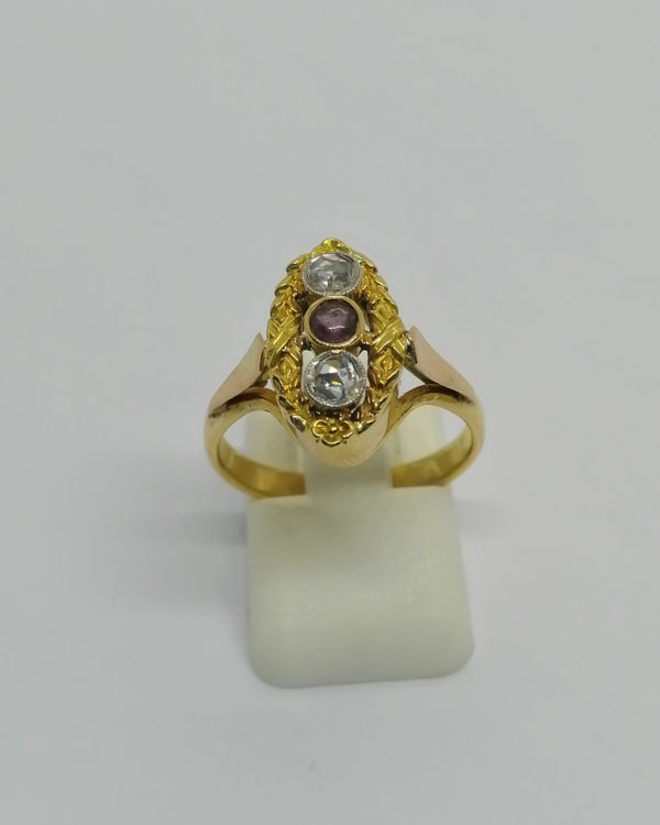 Bague en or jaune, avec roses de diamants et cabochon d'améthyste, 1920.