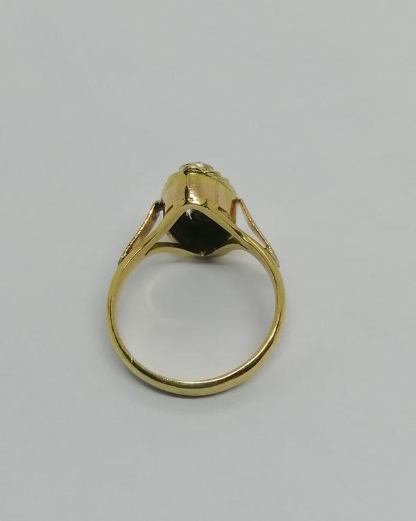 Bague en or jaune, avec roses de diamants et cabochon d'améthyste, 1920. – Image 3