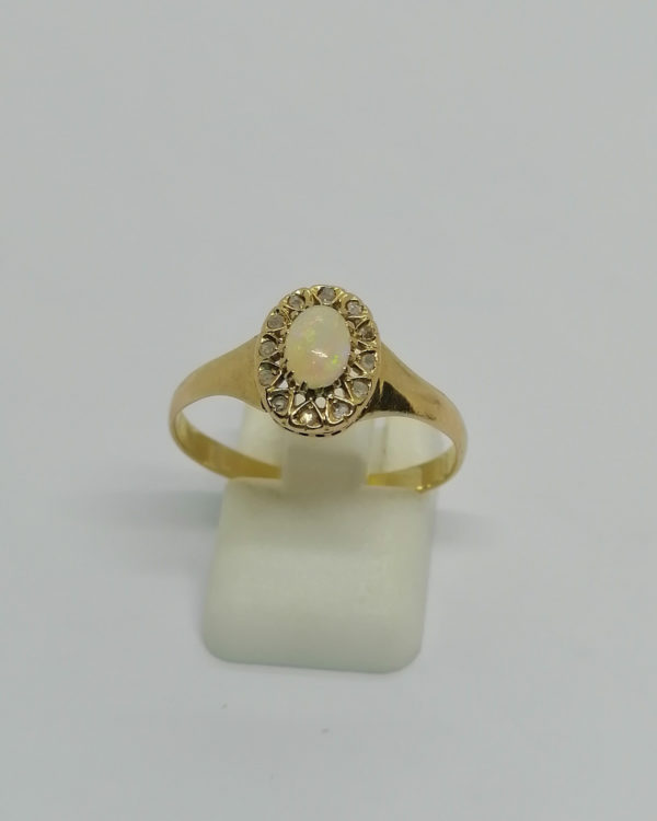 Bague en or rosé, entourage de roses de diamant et cabochon d'opale, vers 1880-1900.