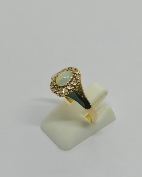 Bague en or rosé, entourage de roses de diamant et cabochon d'opale, vers 1880-1900. – Image 2